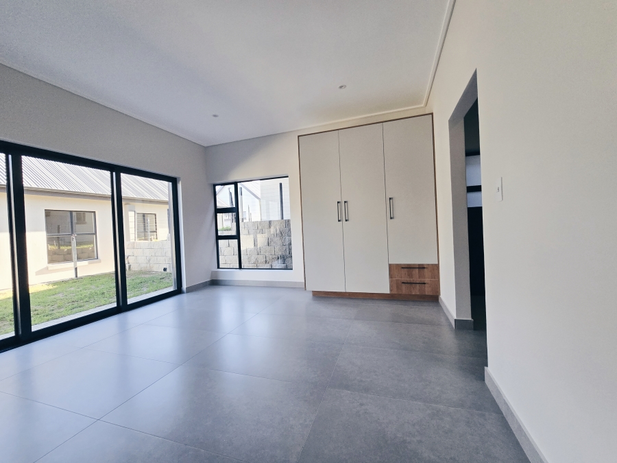 5 Bedroom Property for Sale in Outeniquasbosch Western Cape